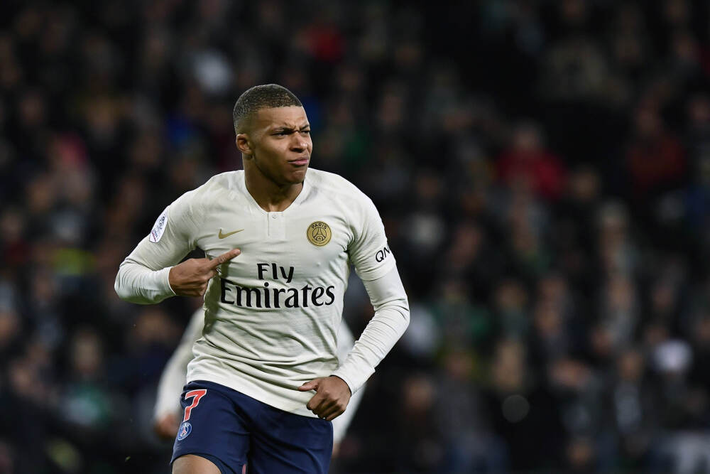 贺岁档“爆”了! 哪些影企受益?